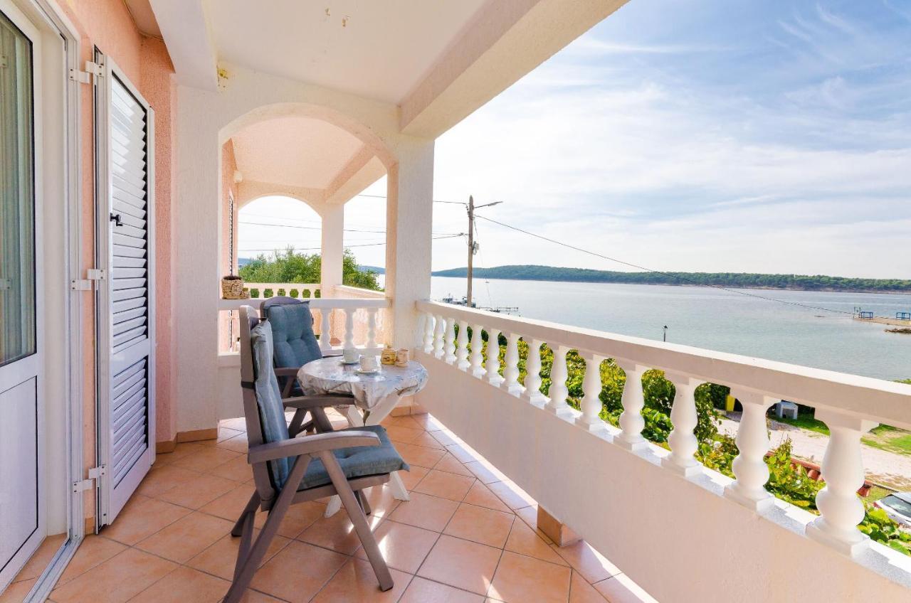Apartments Marijana Banjol Екстериор снимка