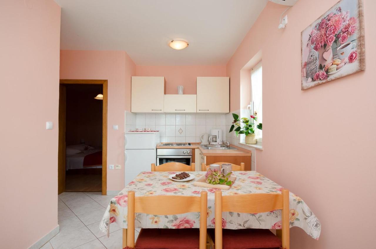 Apartments Marijana Banjol Екстериор снимка